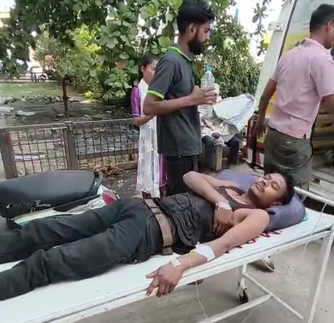 युवक ने खुद पर चाकू से हमला किया