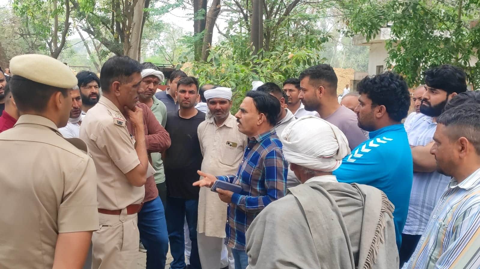 03-रोहतक पीजीआई के पोस्टमार्टम हाउस में चिड़ी में किसान की हत्या के बाद परिजनों को पोस्टमार्टम 