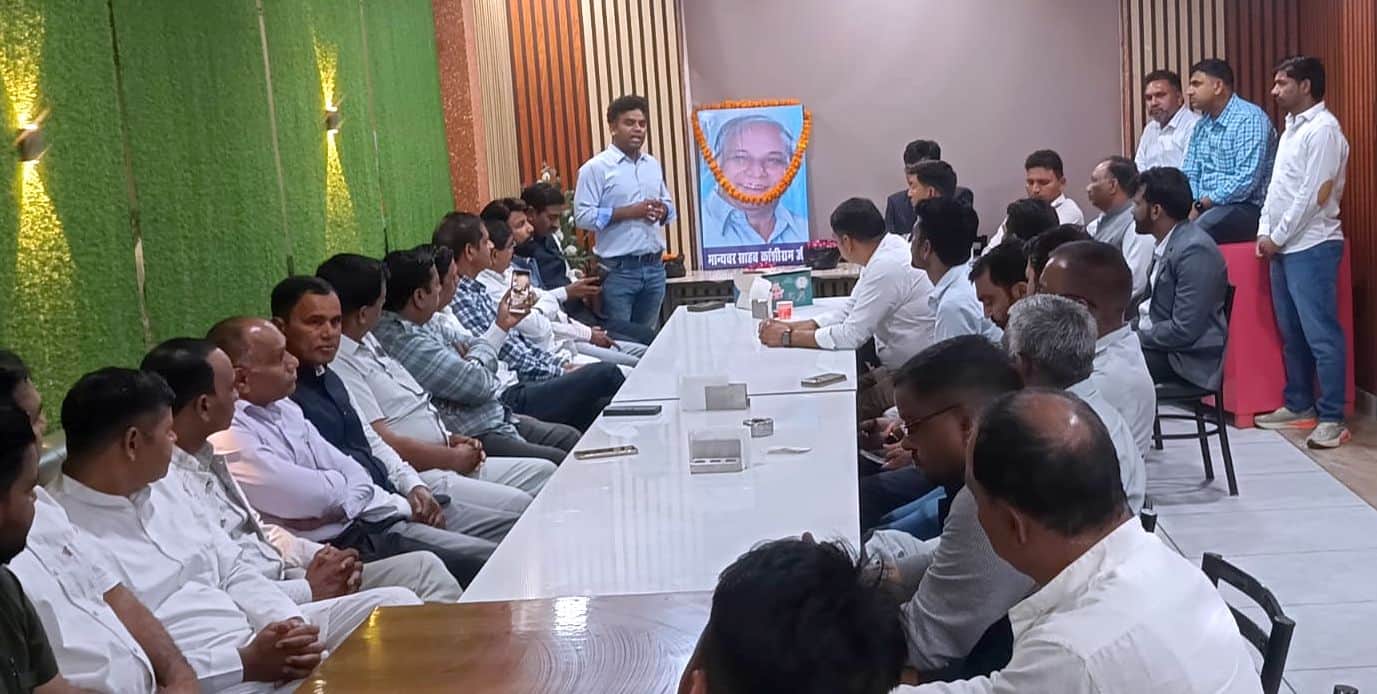 17जेएनडी03-शहर के एक होटल में कांशीराम के जन्मदिन पर आयोजित कार्यक्रम में पहुंचे समर्थक। संवाद