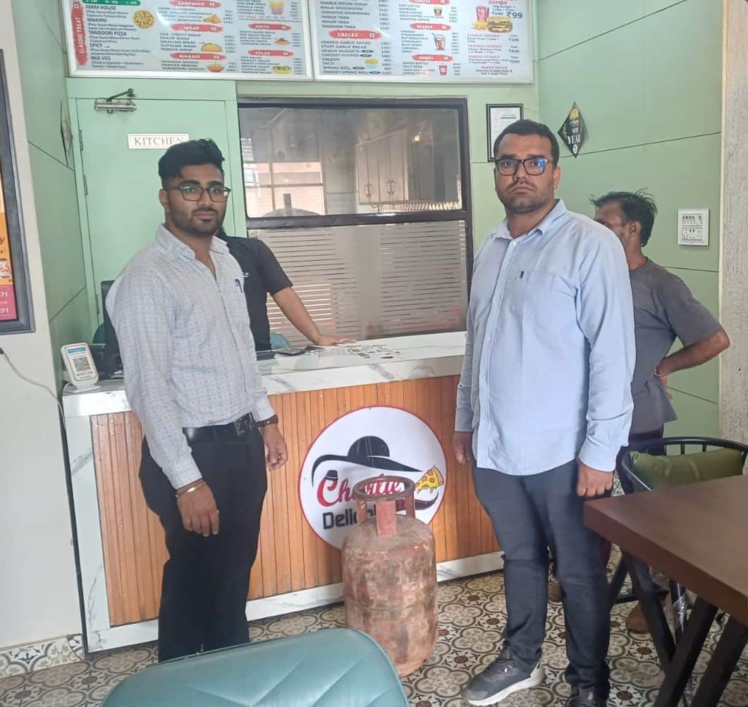 17जेएनडी11: सफीदों में खाद्य एवं पूर्ति विभाग की टीम जांच करते हुए। स्रोत प्रशासन