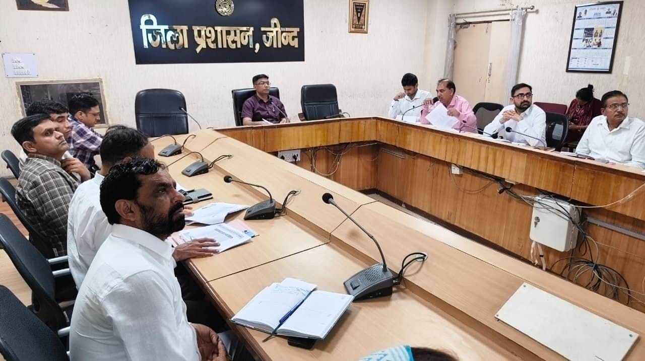 17जेएनडी17: जल महोत्सव को लेकर जिला जल एवं सीवरेज मिशन की तृतीय समीक्षा बैठक लेते डीसी मोहम्मद 