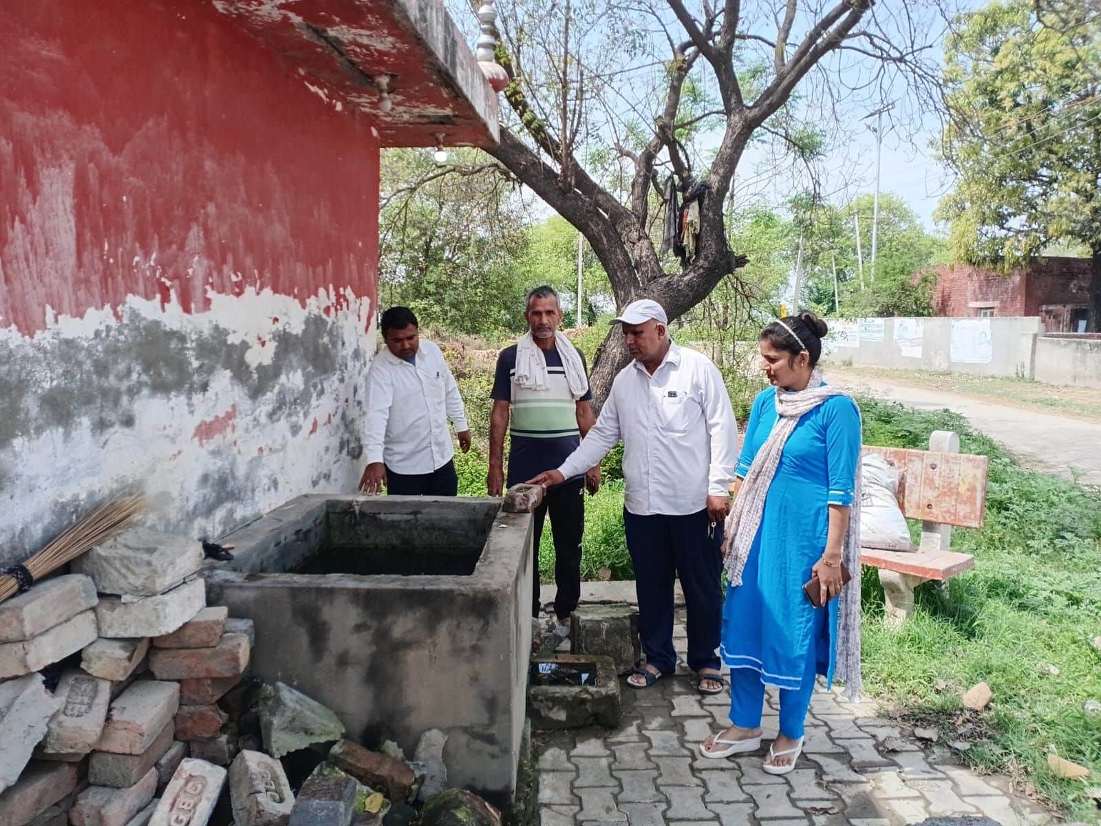 17जेएनडी20:  चांदपुर गांव में होदी में लारवा की जांच करती स्वास्थ्य विभाग की टीम। स्रोत ग्रामीण