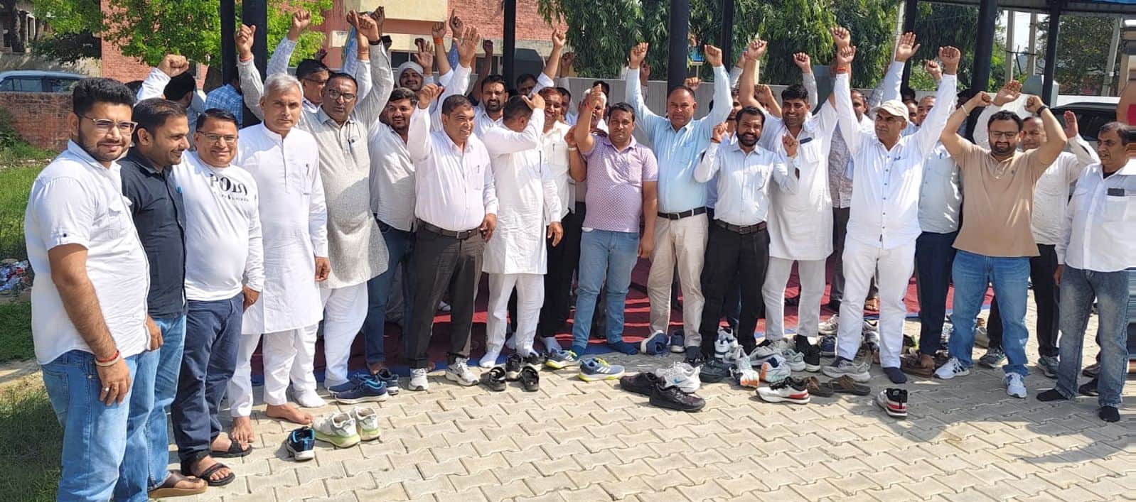 17जेएनडी22-कार्यकारी अभियंता के खिलाफ धरना देकर रोष प्रकट करते बिजली कर्मी। स्रोत कर्मचारी