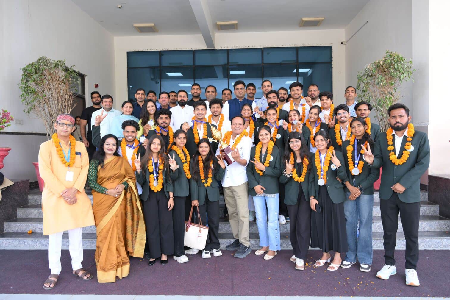 17जेएनडी23: सीआरएसयू की टीम का माला पहनाकर स्वागत करते सीआरएसयू स्टाफ। स्रोत विवि