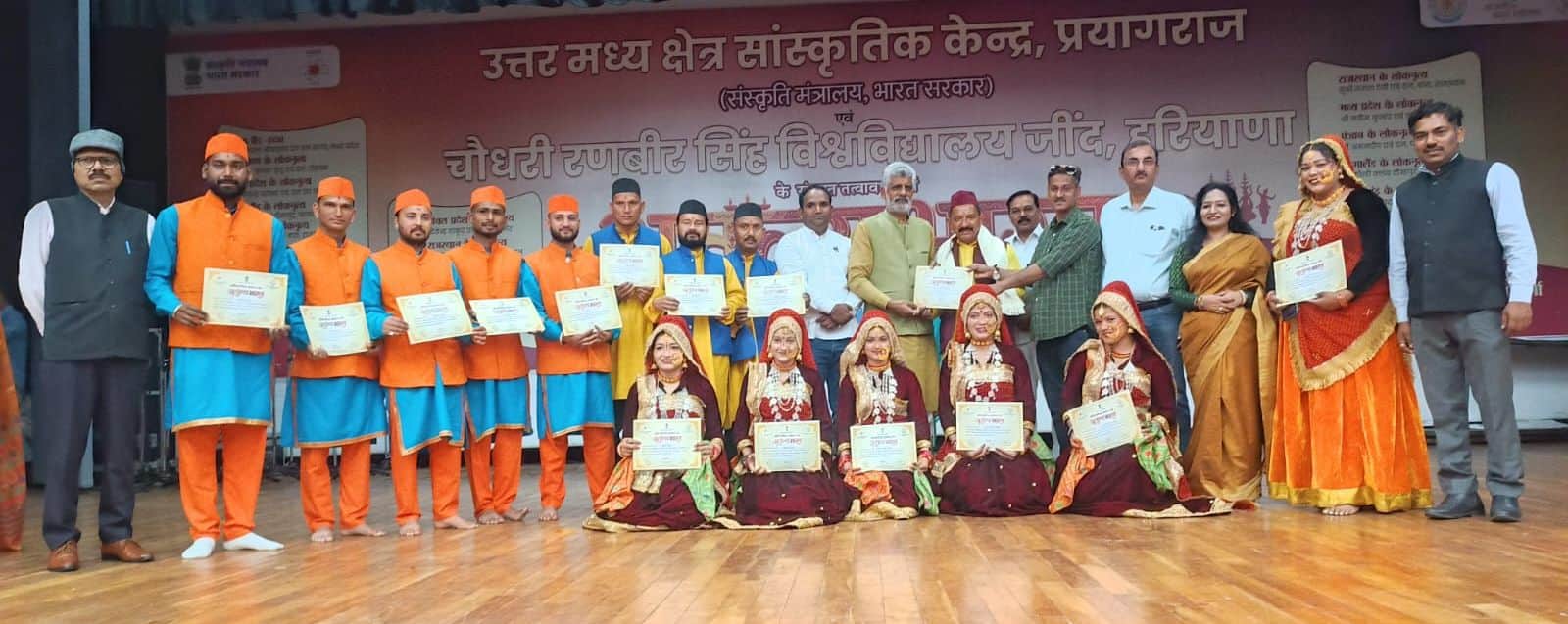 17जेएनडी24: कार्यक्रम में विजेता को प्रमाण पत्र देते हुए आयोजक। संवाद