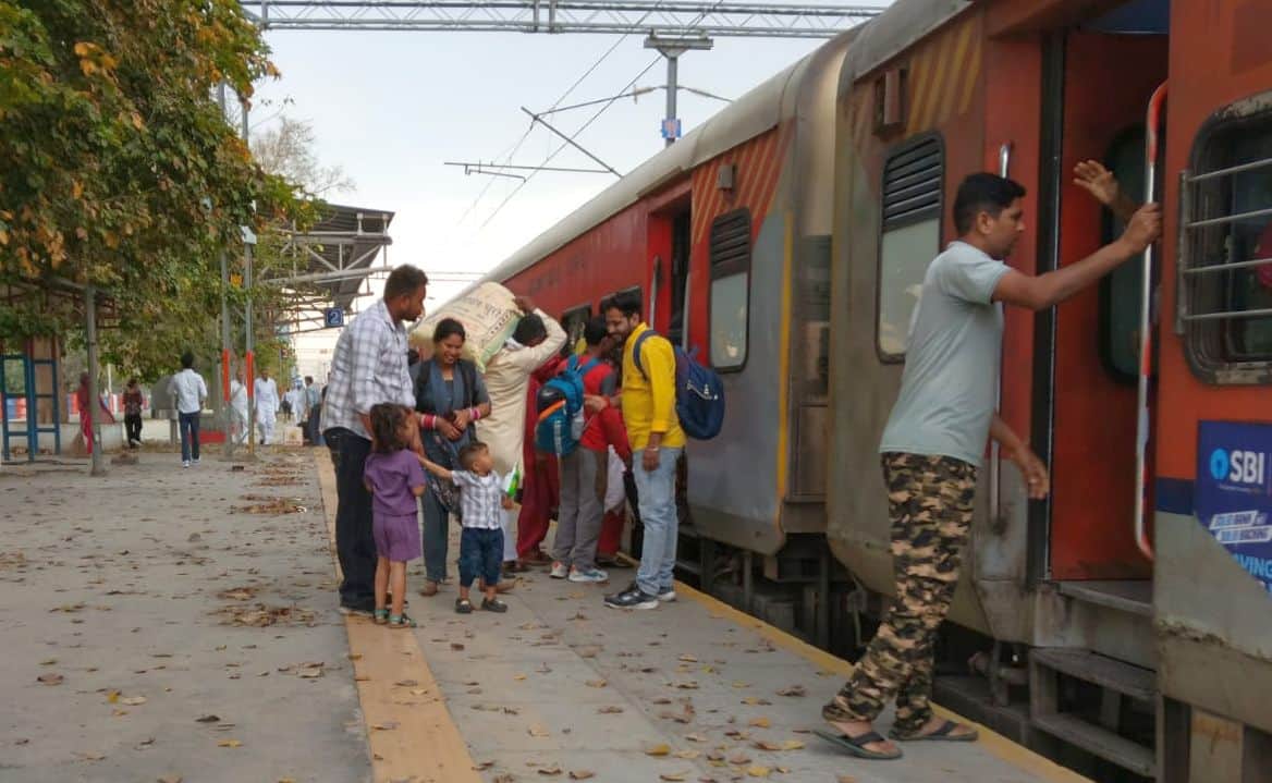 17जेएनडी30-रेलवे जंक्शन पर पहुंची जम्मूतवी एक्सप्रेस, जिसमें फिलहाल लंबी वेटिंग चल रही है। संवा