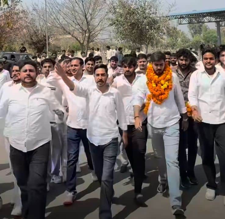 17जेएनडी36: सीआरएसयू में छात्र नेता रौनक खत्री और एनएसयूआई सदस्य कुलपति कार्यालय का घेराव करते 