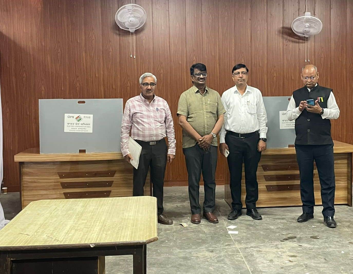 17जेएनडी41: जिला बार में चुनाव के लिए की गई तैयारी व जानकारी देते अधिवक्ता। स्रोत : अधिवक्ता