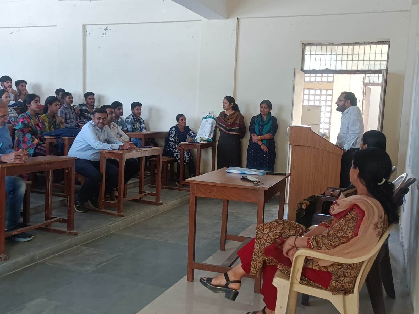 17jjrp14- राजकीय महाविद्यालय मातनहेल में विद्यार्थियों को जानकारी देते वक्ता। स्रोत-कॉलेज