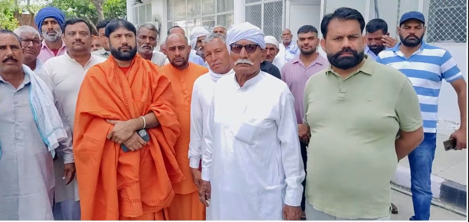 33 पुलिस अधीक्षक से मिलने लघु सचिवालय में पहुंचे बाता गांव के ग्रामीण व महंत    