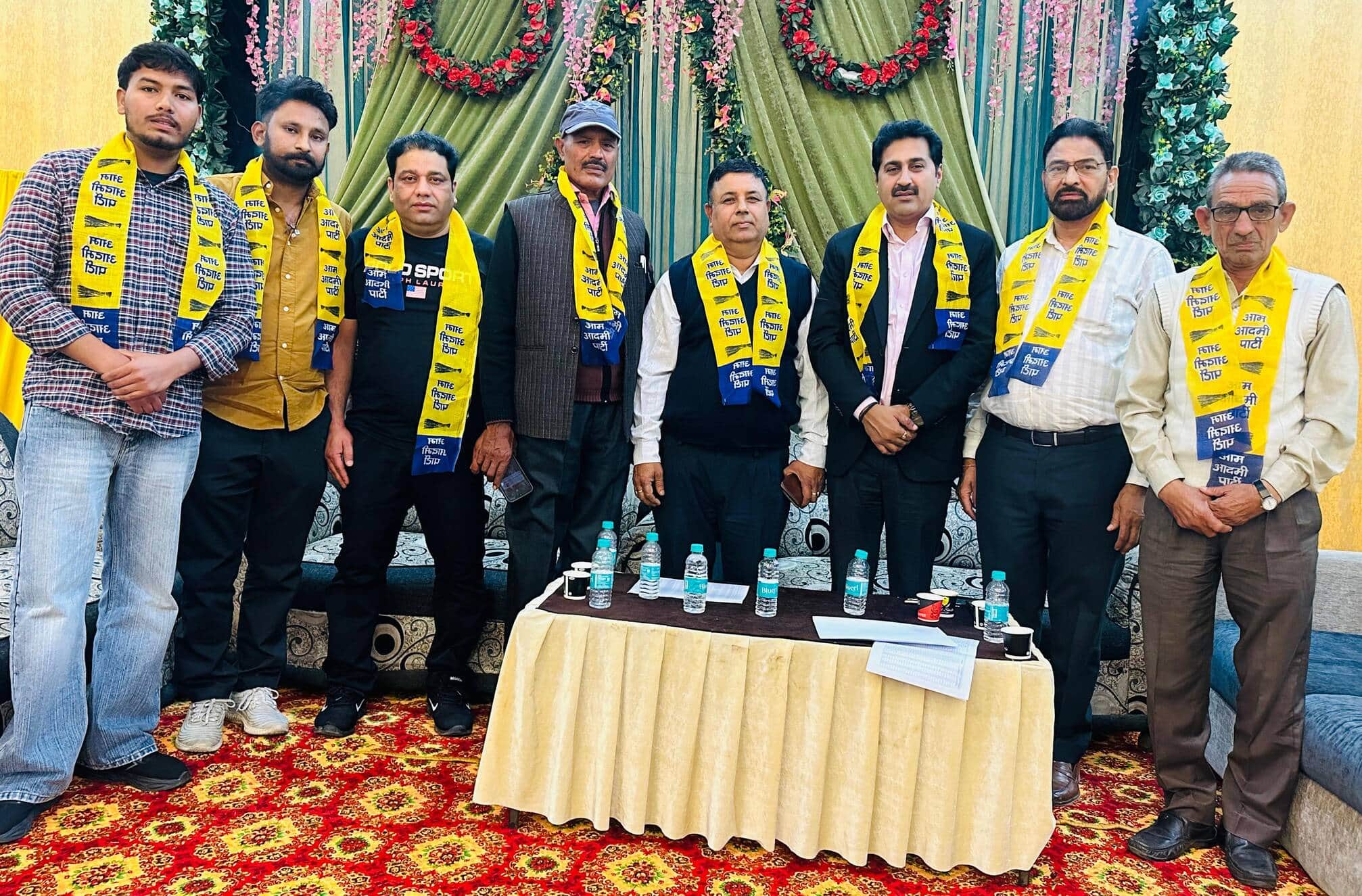 आम आदमी पार्टी की दून विधानसभा क्षेत्र की बद्दी में आयोजित बैठक में भाग लेते सदस्य। स्रोत पार्ट