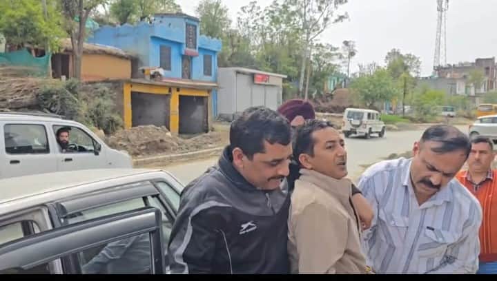 आरोपी मीटर रीडर को पकड़कर ले जाती टीम।