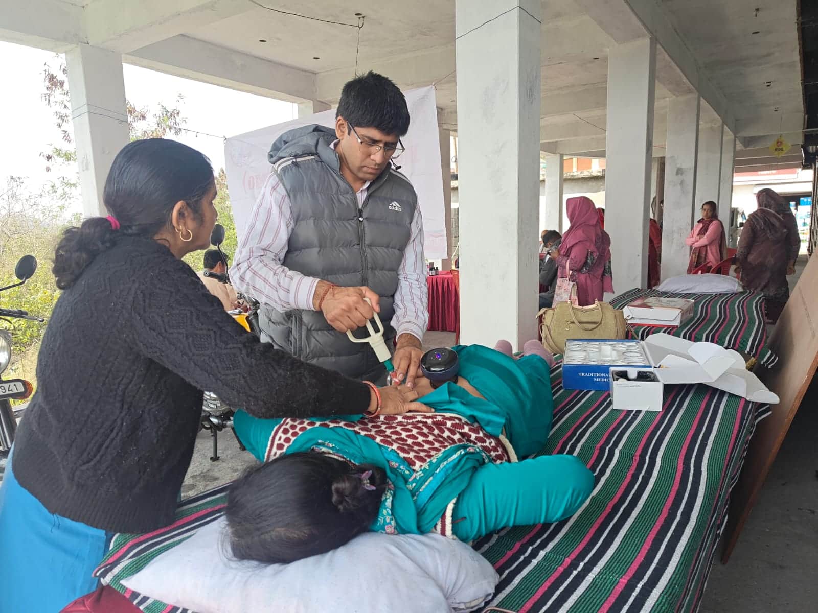 आयुष्मान आरोग्य मंदिर पटलांदर में मरीज का इलाज करते चिकित्सक। स्रोत : स्वास्थ्य विभाग