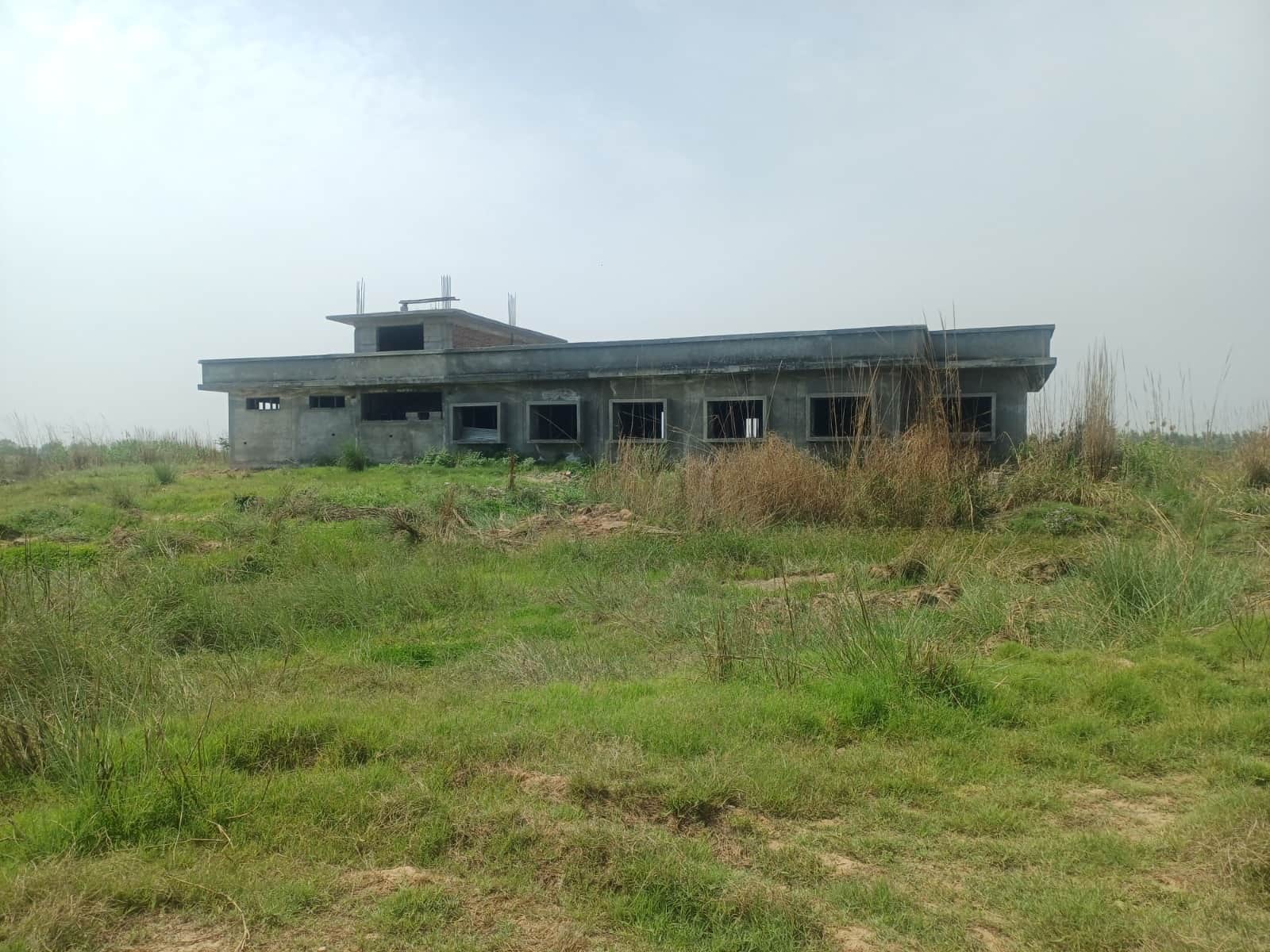 अंबाला के लखनौर साहिब गांव में अधूरा पड़ा प्रशासनिक खंड का काम। संवाद