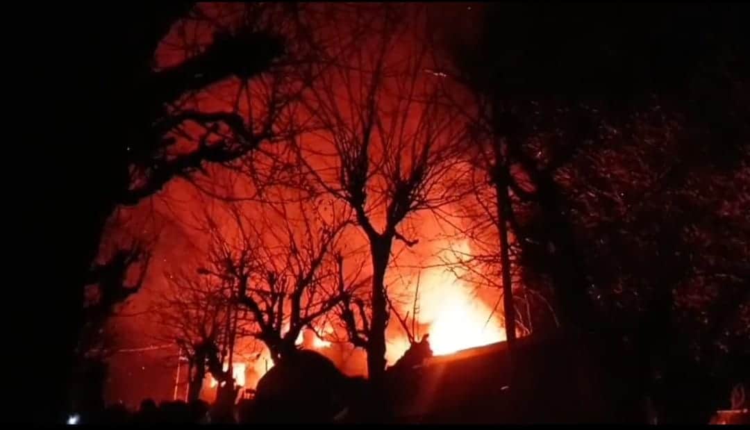 अनंतनाग के पहलगाम में घरों में लगी आग। संवाद