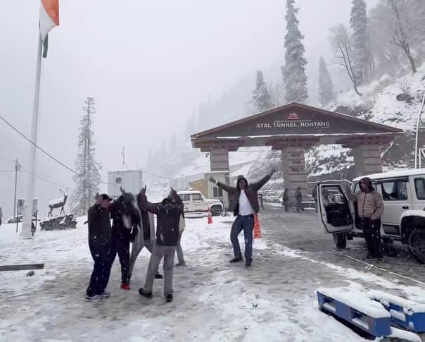 अटल टनल रोहतांग के साउथ पोर्टल में हो रही बर्फबारी के बीच मस्ती करते पर्यटक।-संवाद