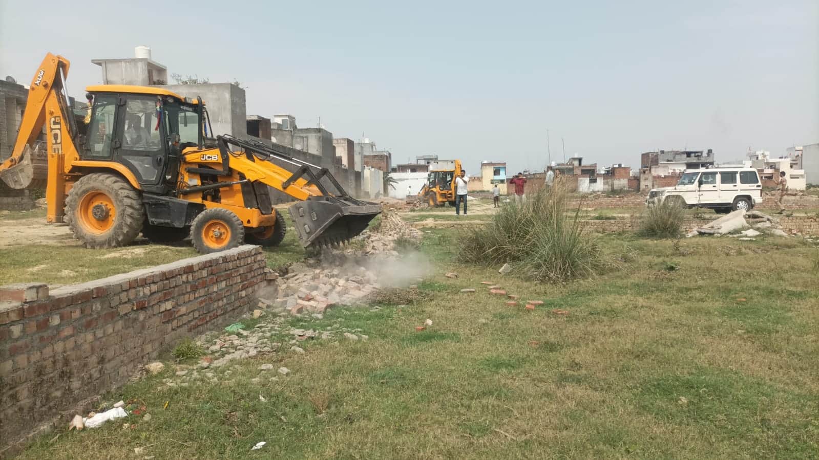 अवैध कॉलोनी मे निर्माण को तोड़ती जेसीबी। डीआईपीआरओ