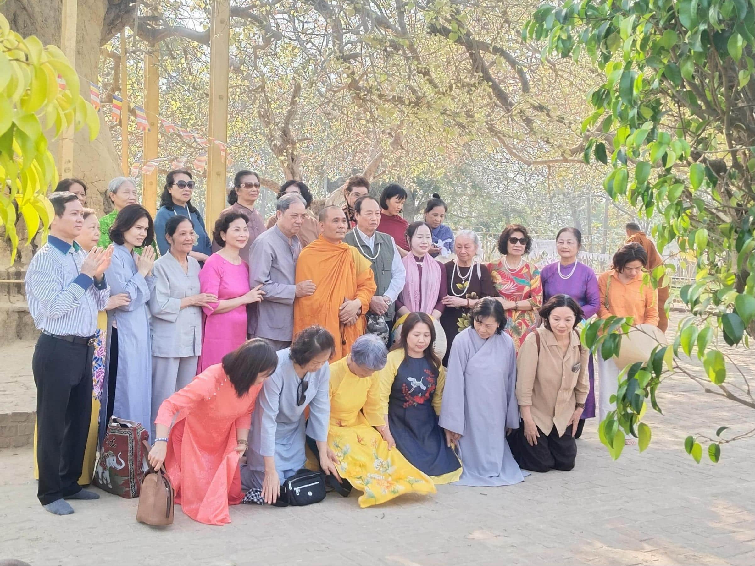  बोधि वृक्ष की पूजा करते बौद्ध अनुयायी।-