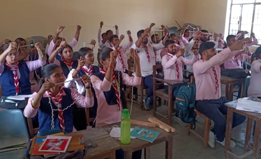 बी0 एड0 विभाग के स्काउट गाइड कार्यक्रम में गांठ बांधने का प्रशिक्षण लेते। छात्र-छात्राएं। संवाद