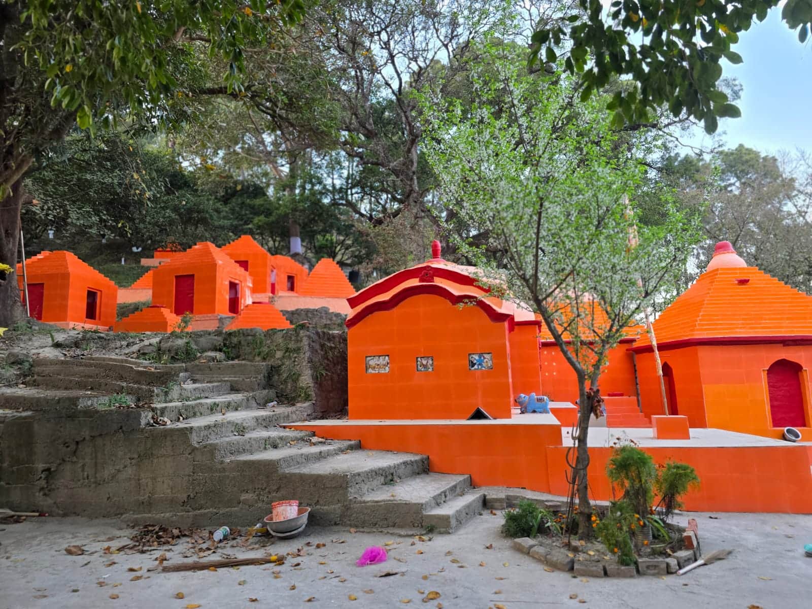 बाबा बालक नाथ मंदिर दियोटसिद्ध में स्थापित पूर्व महंतों की समाधियां। संवाद