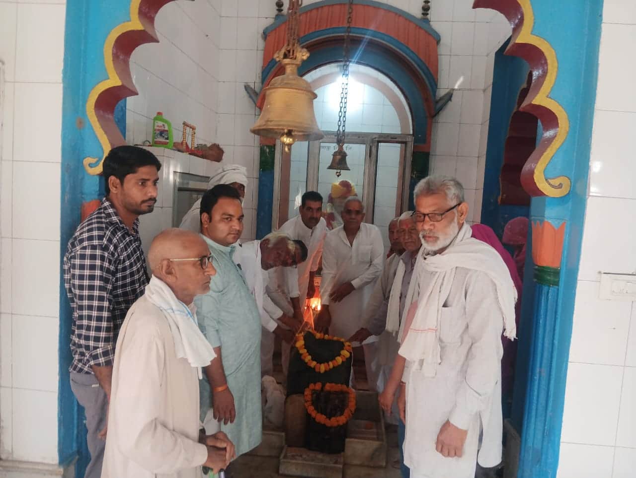 बाबा मीठा वाला धाम में पूजा अर्चना करते लोग। स्रोत : ग्रामीण