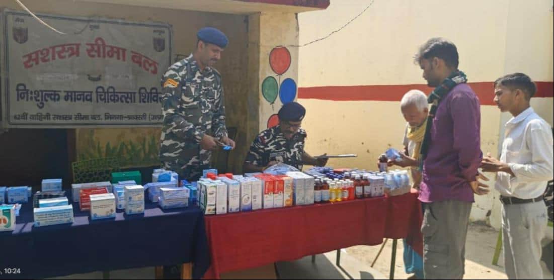  बेचुआ गांव में आयोजित मानव चिकित्सा शिविर में इलाज करते चिकित्सक