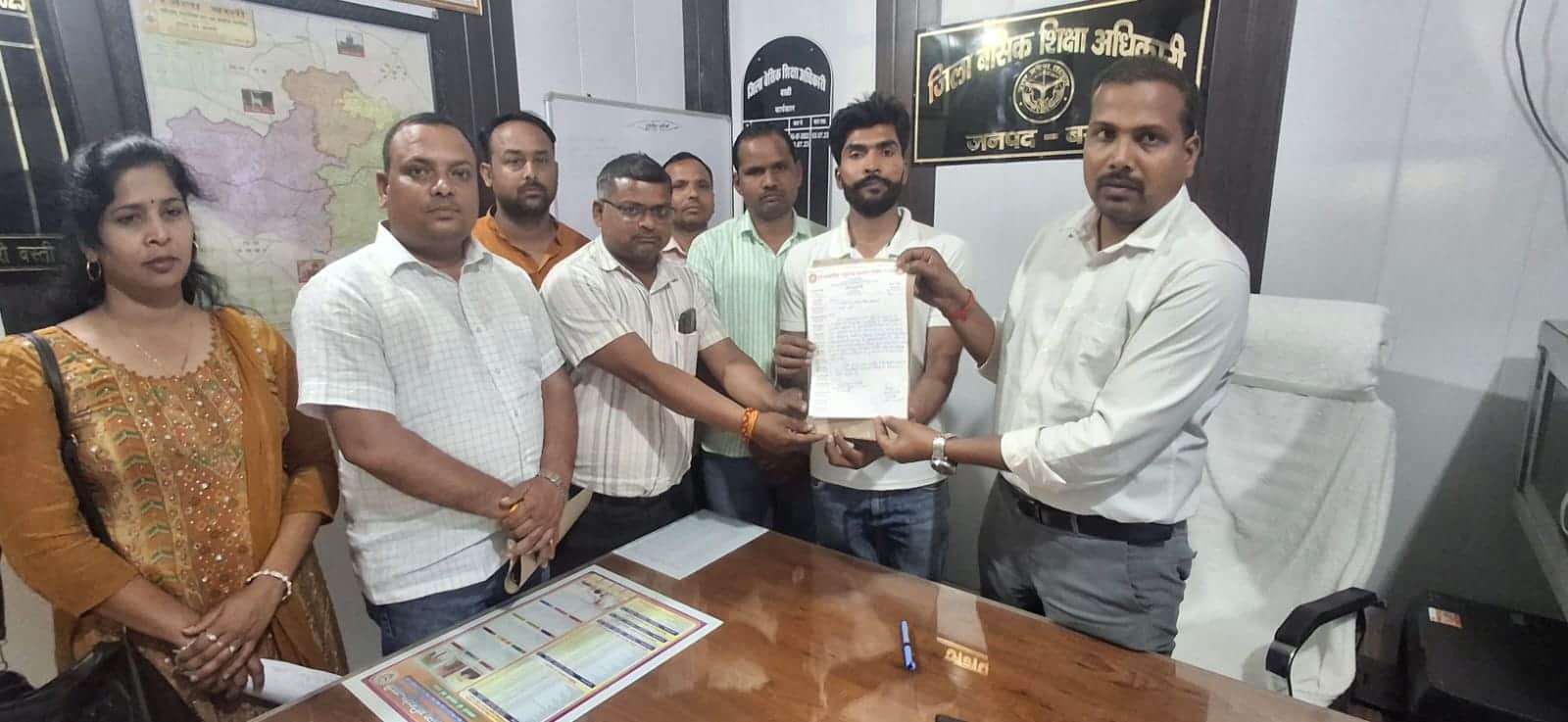 बीएसए को ज्ञापन देते अनुदेशक स्रोत संगठन