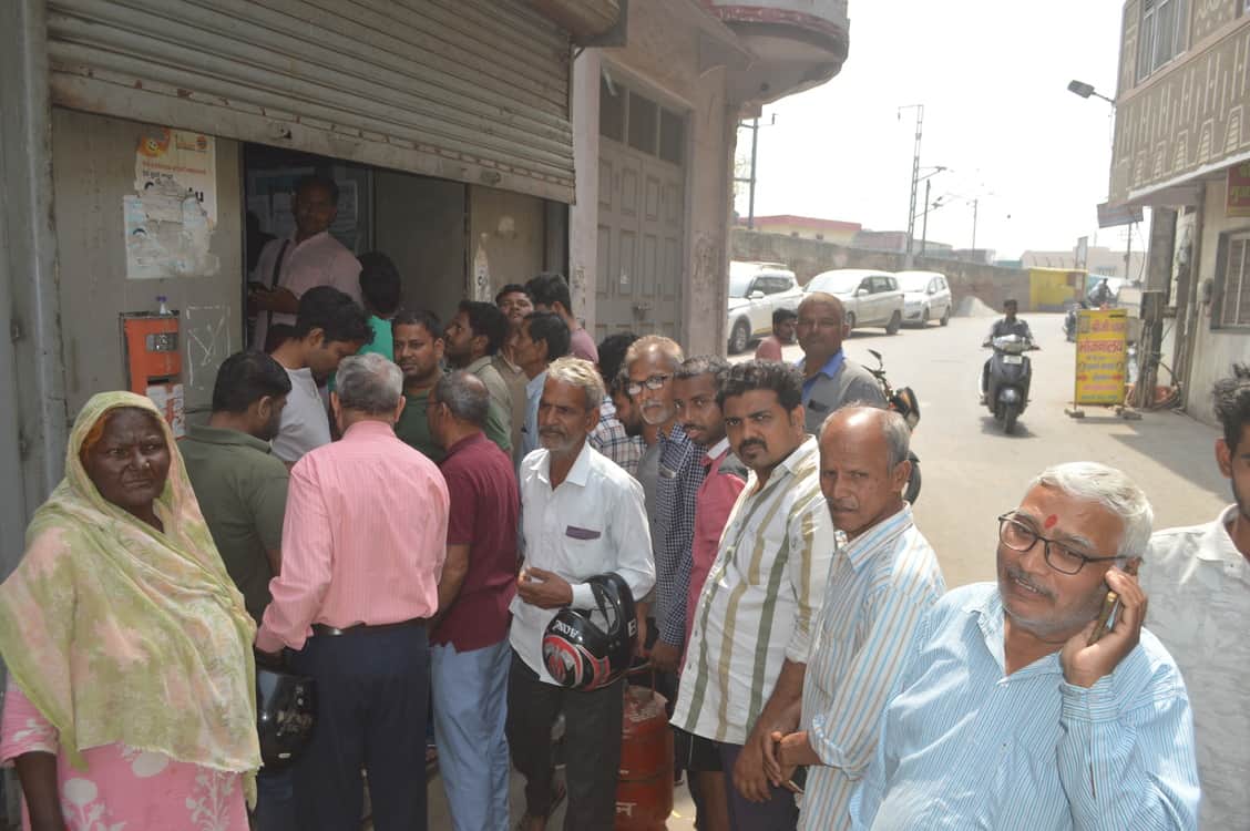 बंगाली घाट स्थित गैस एजेंसी पर बुकिंग कराने को लगी की ग्राहकों की लाइन। संवाद