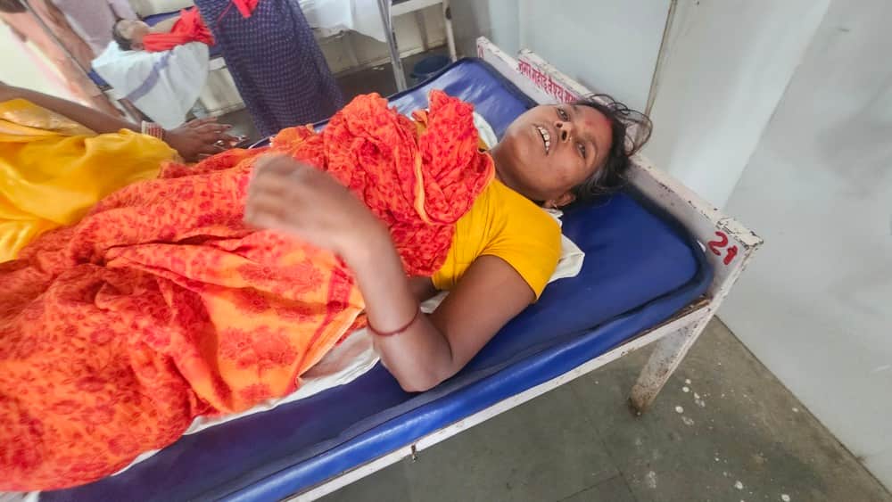 Accident during Aarti at Bageshwar Dham: Sari caught fire from lamp, woman seriously burnt.
