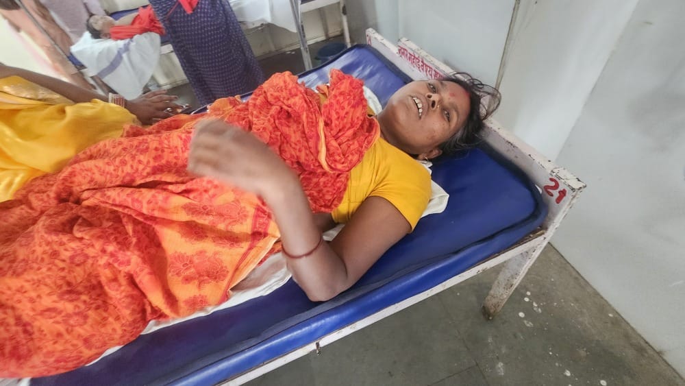 Accident during Aarti at Bageshwar Dham: Sari caught fire from lamp, woman seriously burnt.