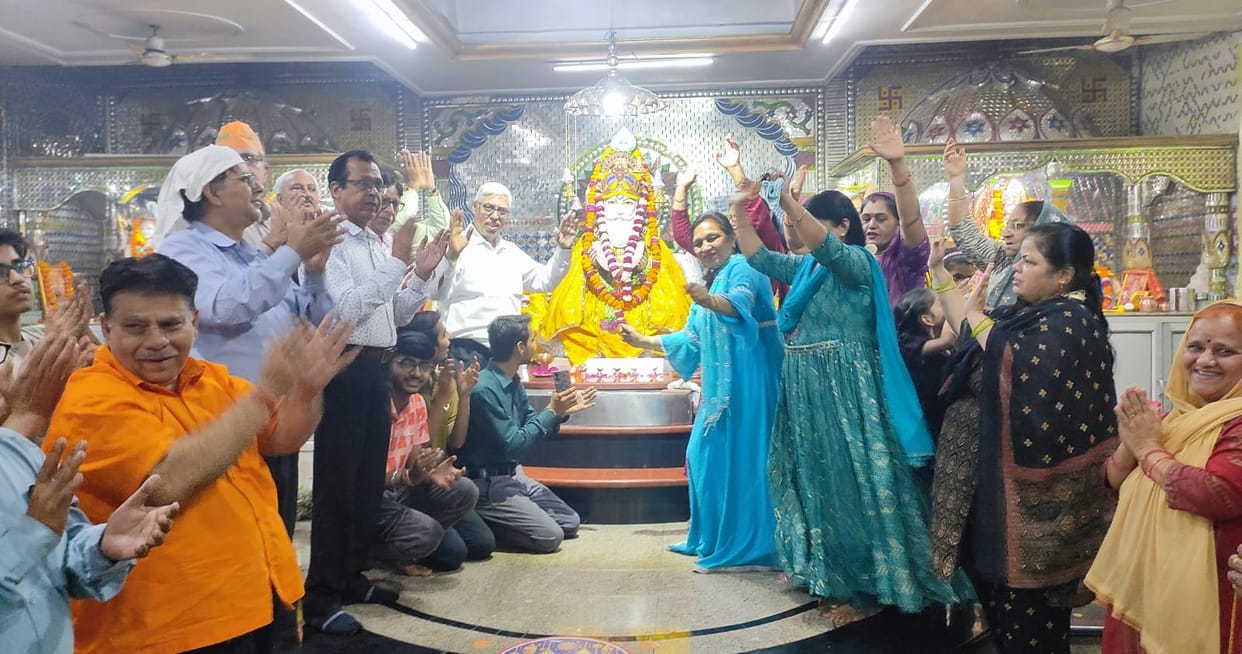 Performed aarti of Lord Jhulelal and sought his blessings.