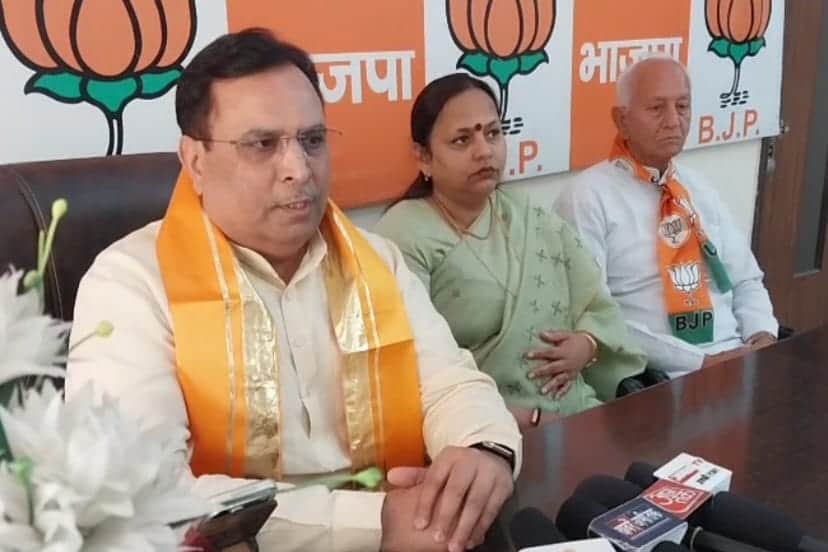 भाजपा कार्यालाय में पत्रकारों से बातचीत करते पूर्व वित्त मंत्री कैप्टन अभिमन्यु। संवाद