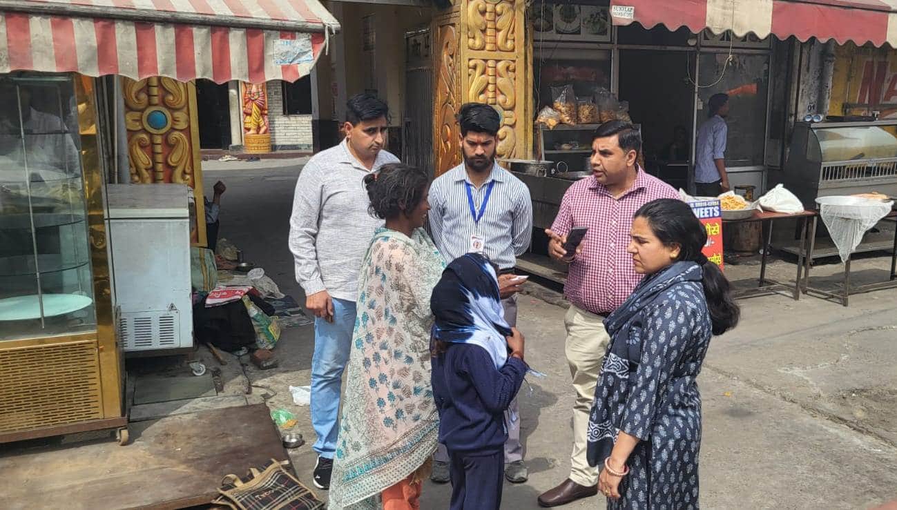 भिक्षावृति के खिलाफ जागरूक करते संस्था व बाल संरक्षण के अधिकारी। स्वयं