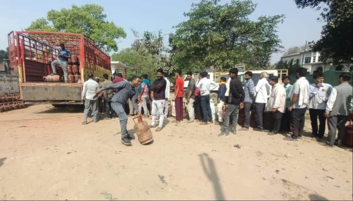 भिनगा गैस गोदाम पर लगी उपभोक्ताओं की लाइन।