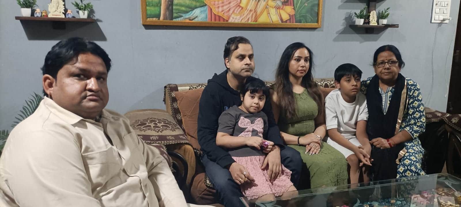 बहरीन से लौटकर आए अनुज अपने परिवार के साथ। संवाद