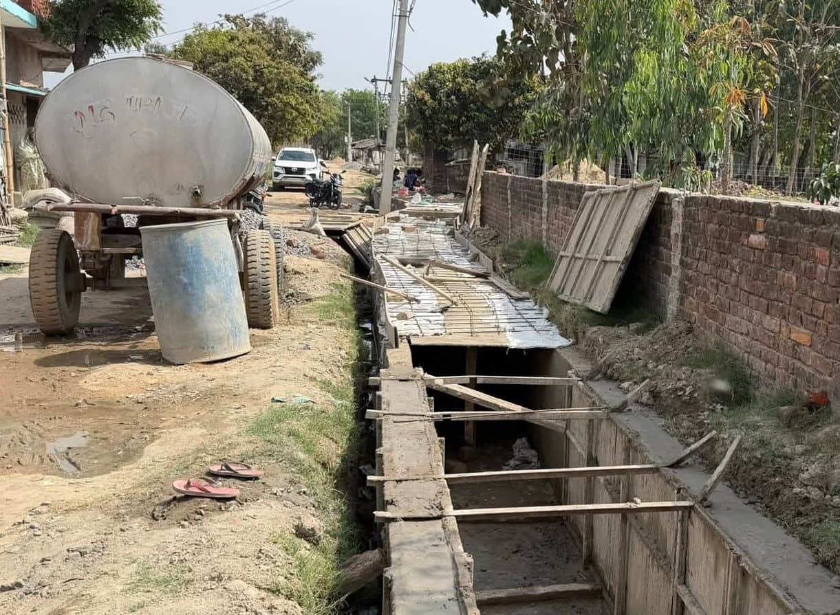 भारतभारी आदर्श नगर पंचायत के लक्ष्मण नगर देवरिया में शुरू हुआ नाला का निर्माण। संवाद