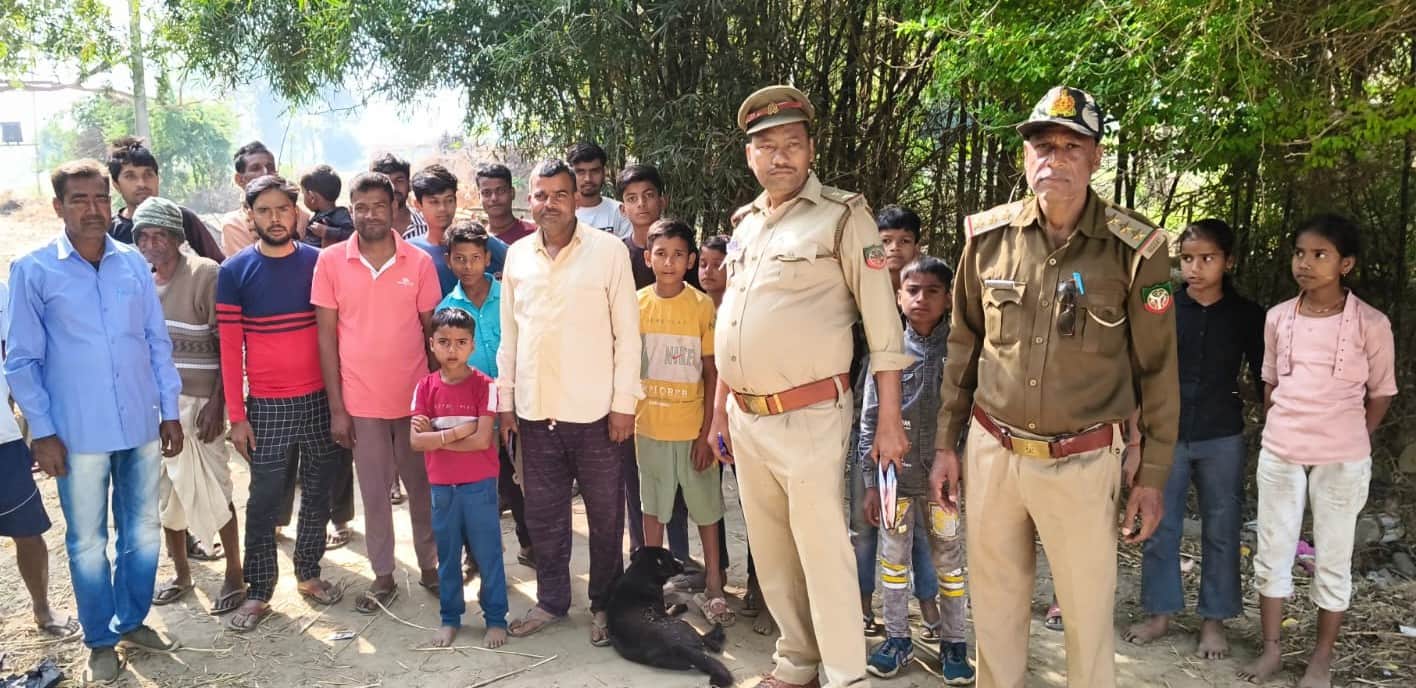 -बलरामपुर के गौरीदास पुरवा में ग्रामीणों को जागरूक करती वन विभाग की टीम ।-स्रोत: विभाग