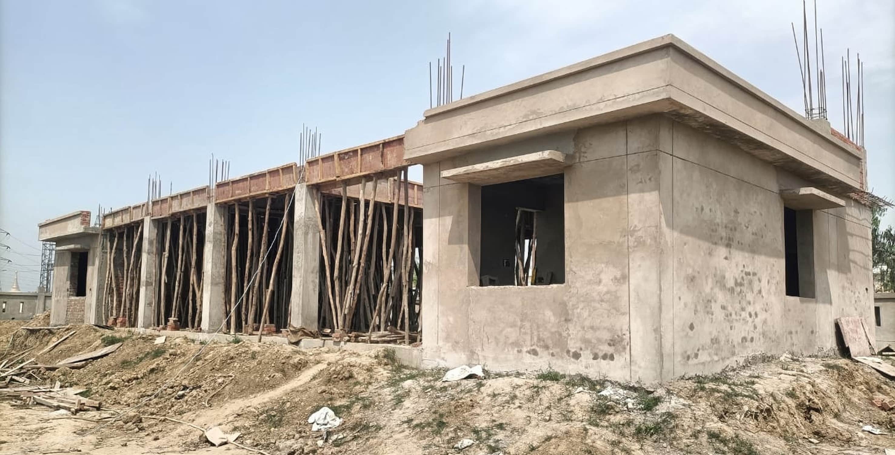 -बलरामपुर के घुघुलपुर में बन रहा बस स्टेशन।-संवाद