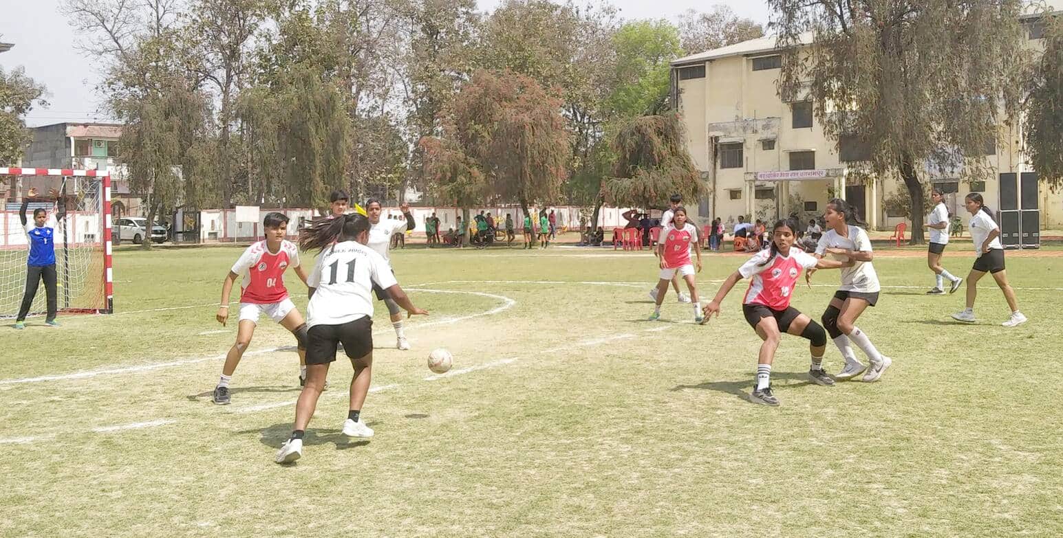 बलरामपुर के स्पोटर्स स्टेडियम में हैंडबाल खेलती खिलाड़ी।-संवाद