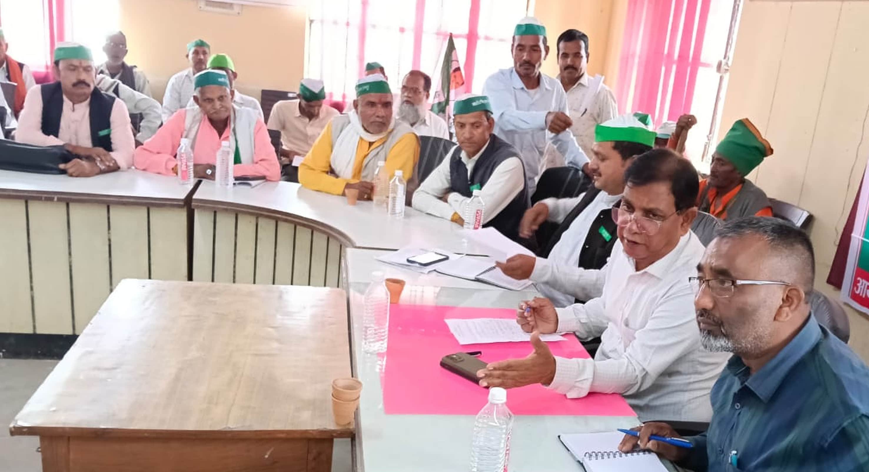 बलरामपुर के तुलसीपुर तहसील सभागार में आयोजित किसान दिवस में मौजूद किसान ।-संवाद