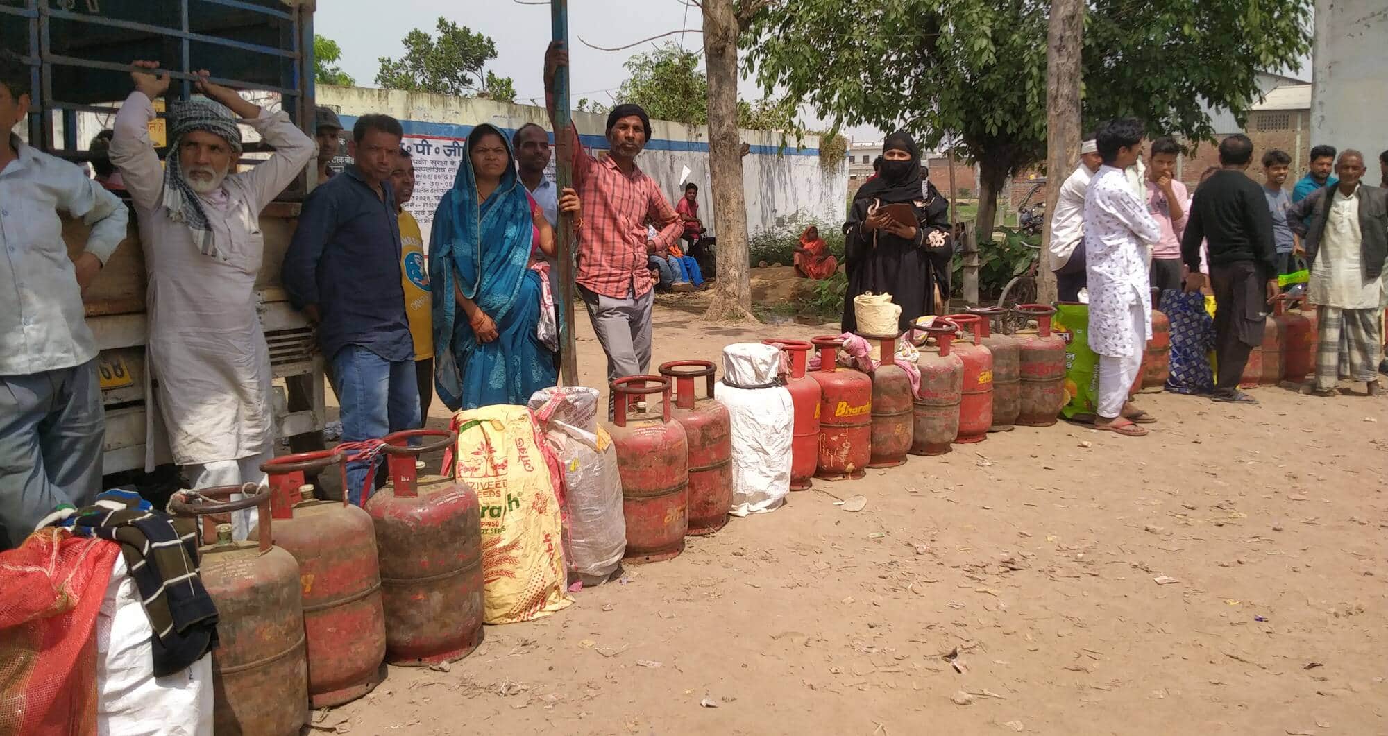 बलरामपुर के धर्मपुर में गैस सिलिंडर लेने के लिए लगी उपभोक्ताओं की लाइन ।-संवाद