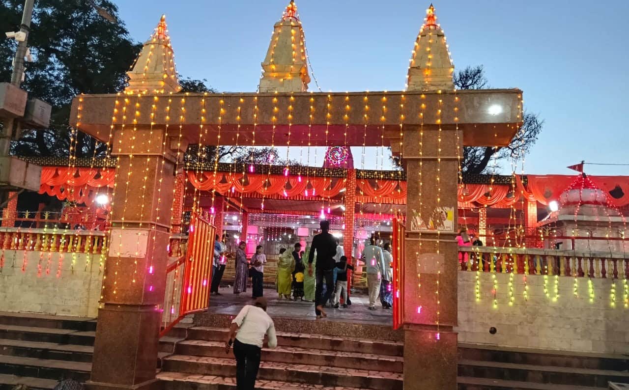 -बलरामपुर में रंगीन झालरों से सजाया गया शक्तिपीठ देवीपाटन मंदिर।-संवाद