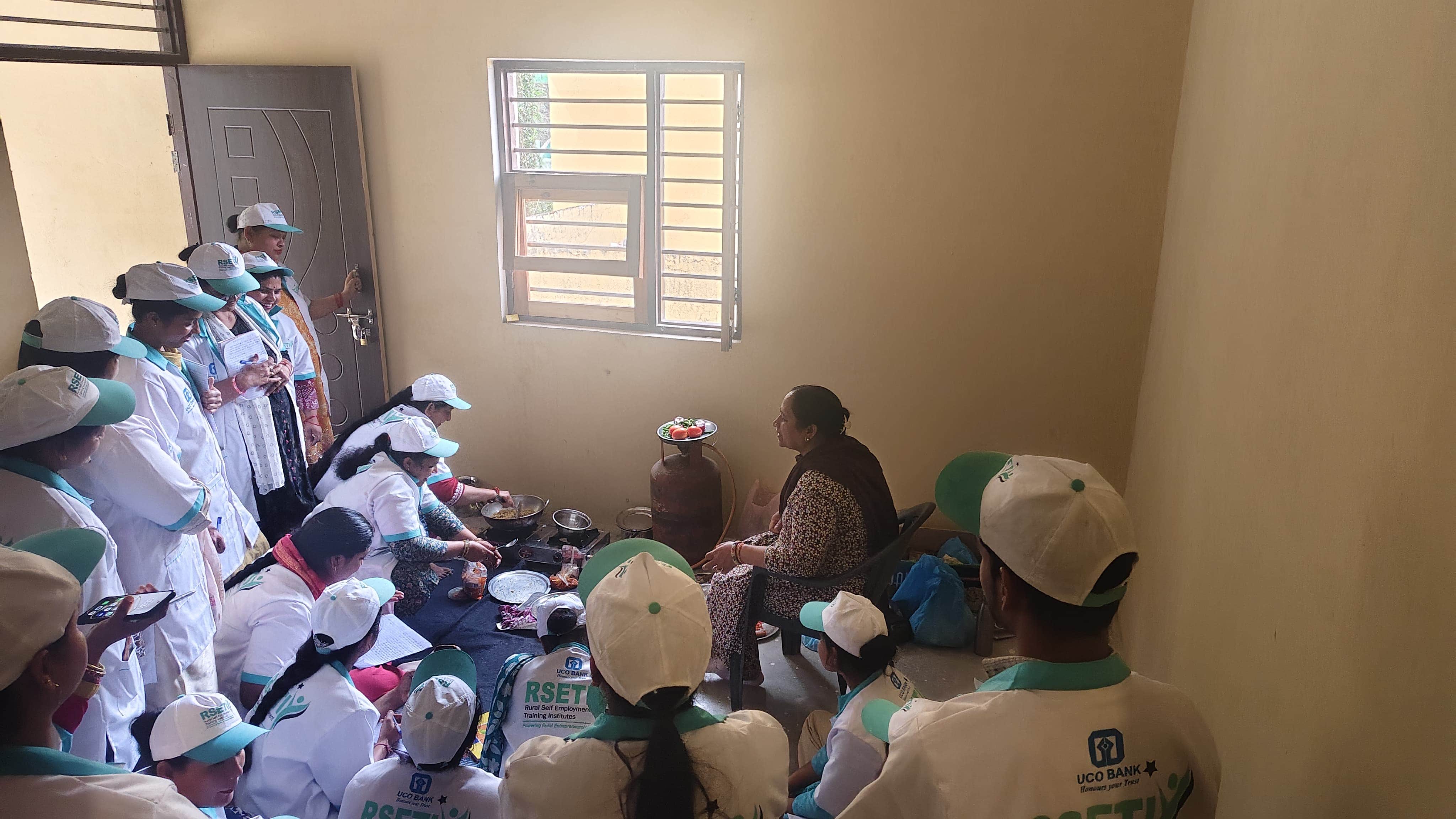 बनकला पंचायत में शिविर के दौरान फास्ट फूड बनाने का प्रशिक्षण ले रही महिलाएं। स्रोत: संस्थान