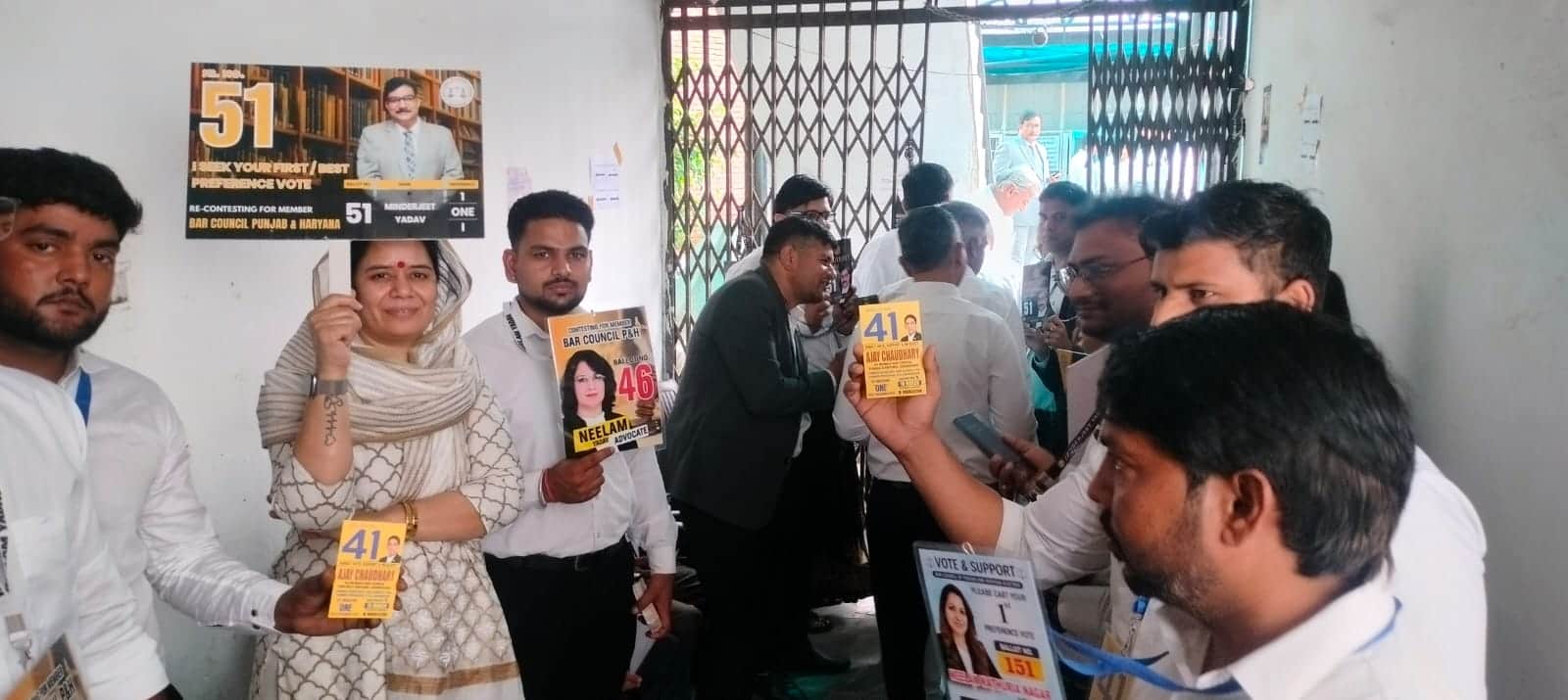 बार एसोसिएशन में प्रचार करते अधिवक्ता। संवाद