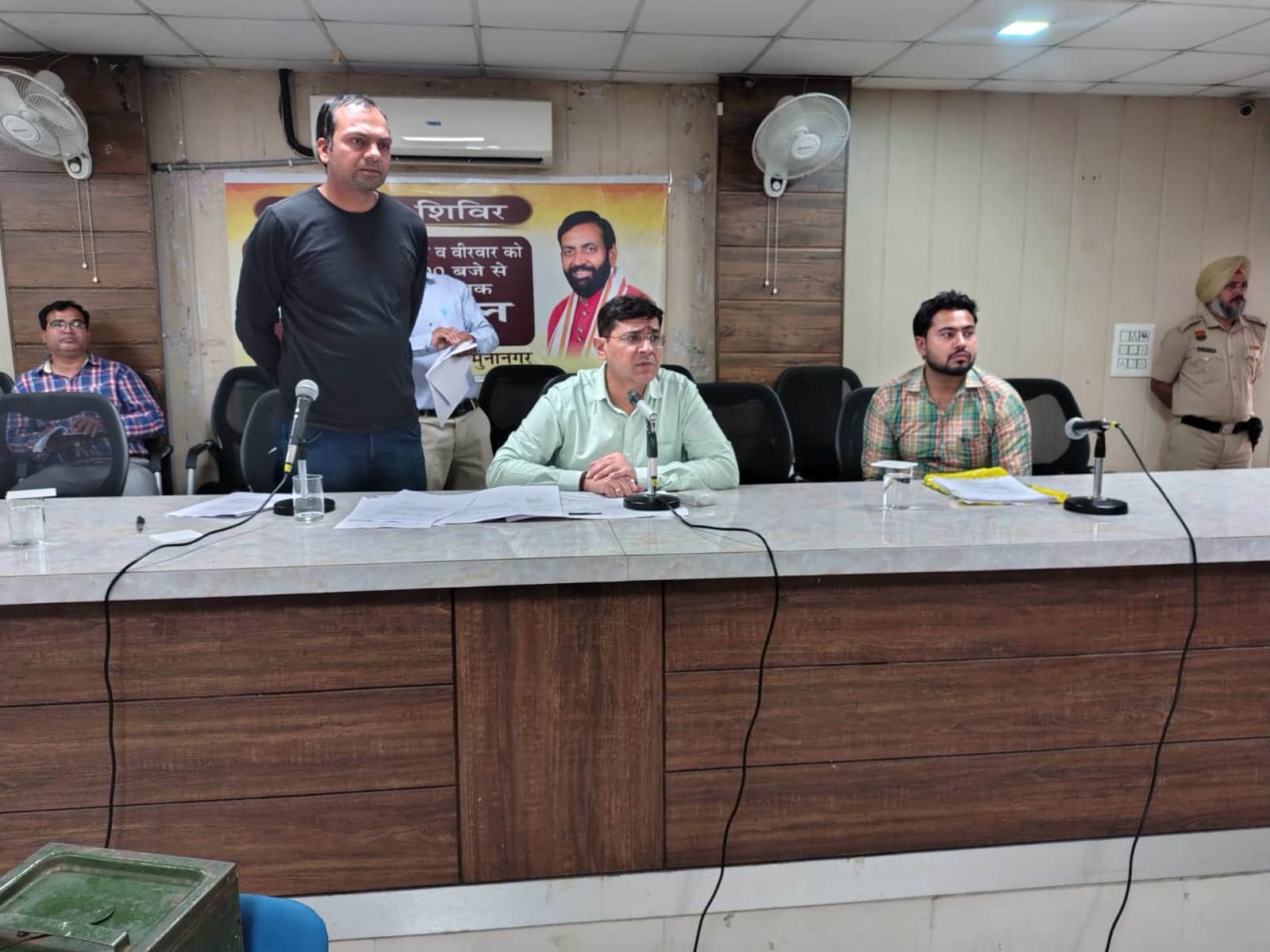 बार काउंसिल के चुनाव के लिए कर्मचारियों को  निर्देश देते एडीसी। डीआईपीआरओ