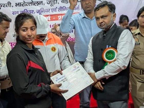 Players from the district won 11 medals in the weightlifting competition.