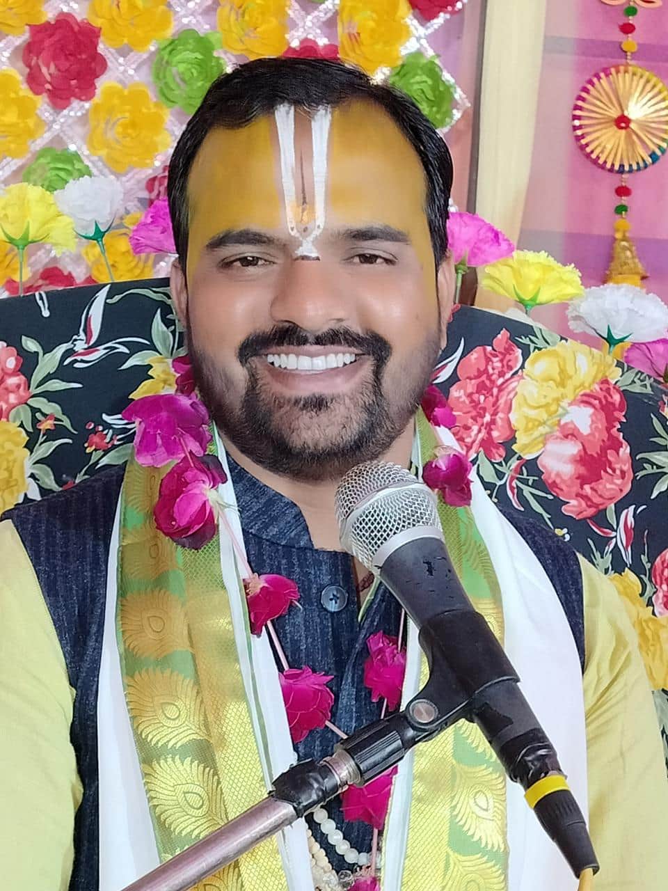 बिस्कोहर नगर के राम जानकी नगर वार्ड में कथा सुनाते व्यास आचार्य दुर्गेश शुक्ल। संवाद