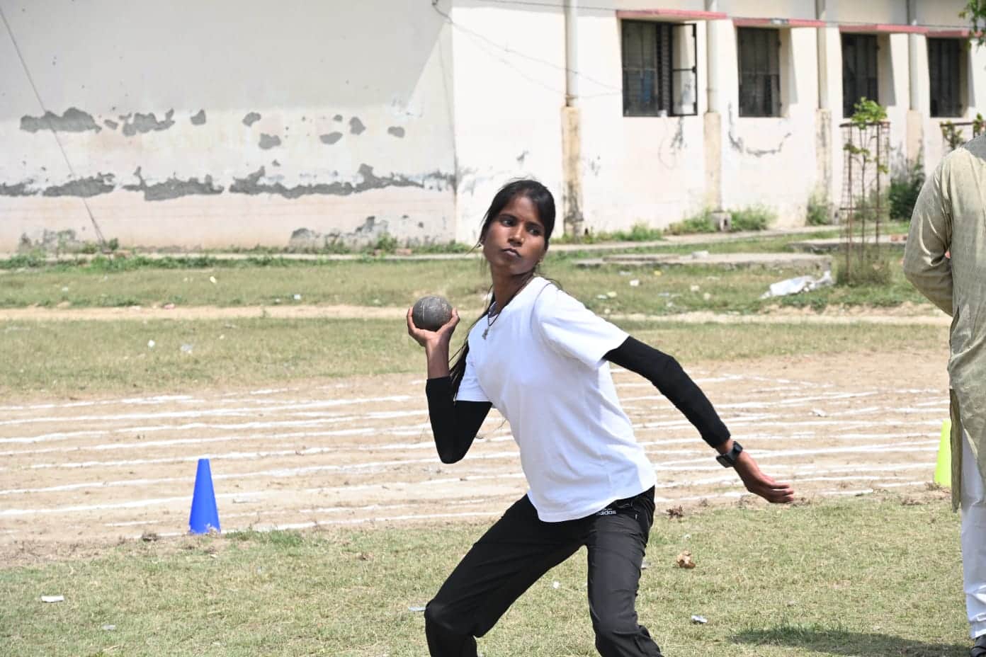 बीसलपुर के राजकीय महाविद्यालय की क्रीडा प्रतियोगिता में गोला फेंकती छात्रi संवाद