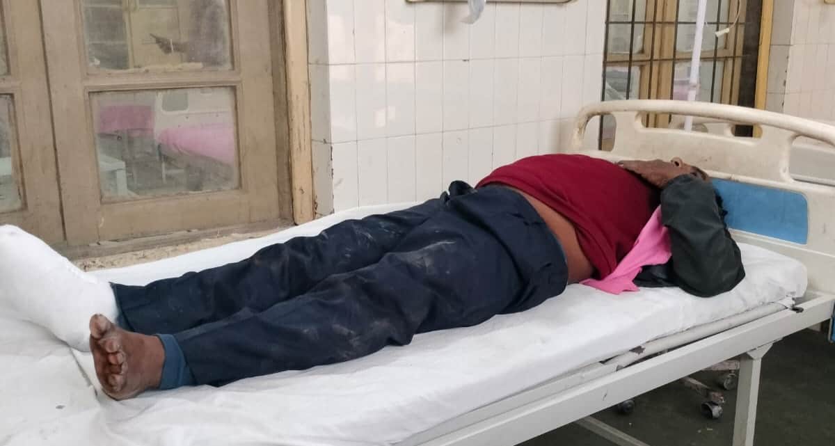 बस्ती रेलवे स्टेशन पर ट्रेन से घायल यात्री का जिला अस्पताल में चल रहा इलाज। संवाद