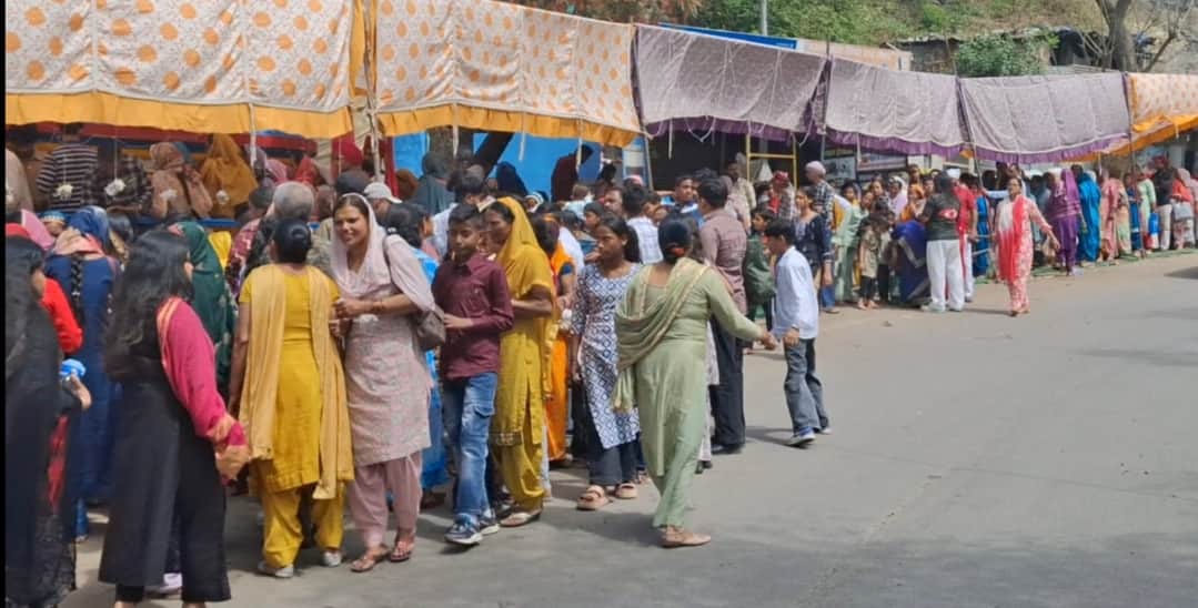 बासड़े पर्व के दूसरे मंगलवार को परवाणू स्थित प्राचीन शीतला माता मंदिर में श्रद्धालुओं का उमड़ा 